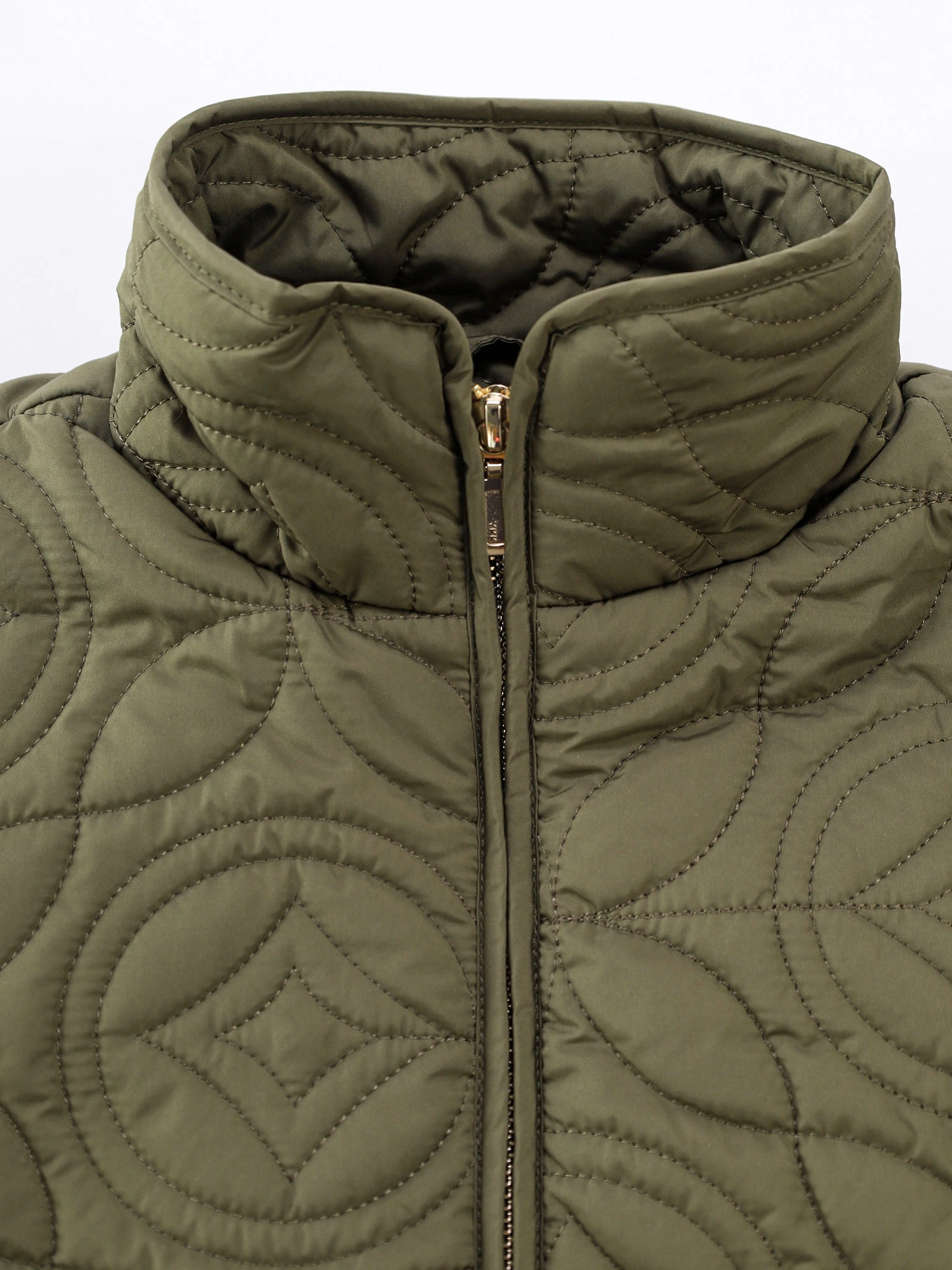 Жилет цвета хаки с фигурной стежкой